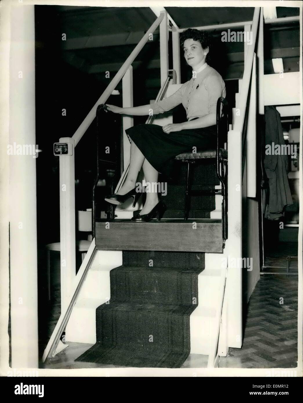 Mai 05, 1956 - LA MANUTENTION MÉCANIQUE AU SALON D'Earls Court. L'exposition et de Convention de manutention mécanique, a ouvert aujourd'hui à Earls Court. PHOTO : KEYSTONE MONTRE- MLLE JEAN PENGELLY, de Battersea - vu la démonstration de l'escalier qui, Bennie déménagement peut être monté dans votre propre maison - lors de l'exposition aujourd'hui. Banque D'Images