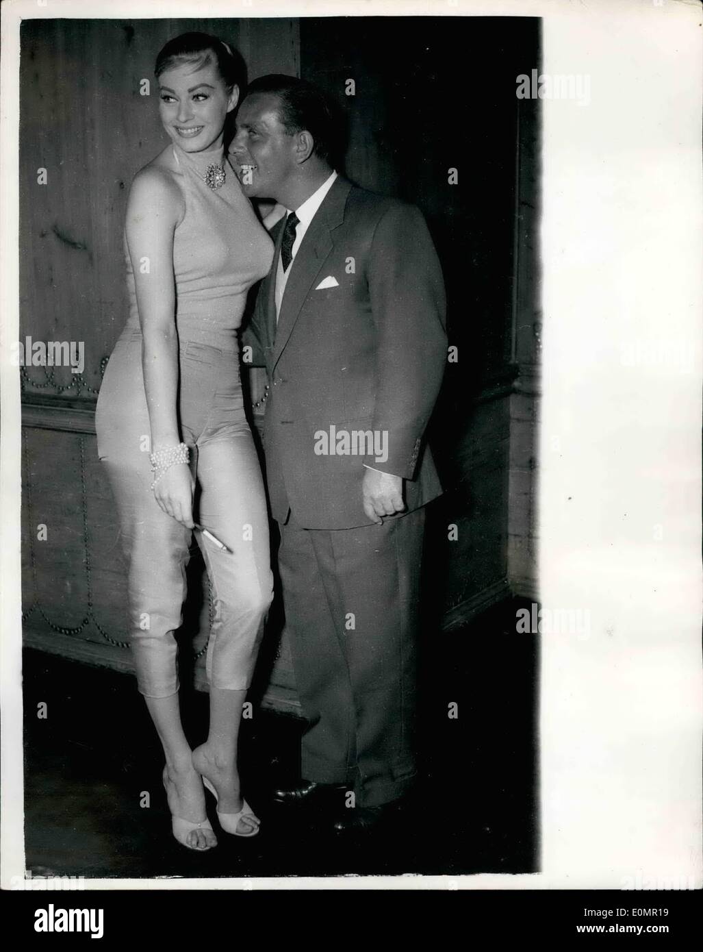 Mai 05, 1956 - Norman Wisdom répond à son nouveau 'grande dame' Anita Ekberg : comédien populaire Norman sagesse vu comme il rencontre Madame Anita - Acier à Londres.. Ils sont à l'étoile dans le nouveau film ''un Anglais à Las Vagas'' à faire dans ce pays plus tôt, Anita est toujours en lune de miel avec son mari Anthony Steel après leur mariage de Florence la semaine dernière. Banque D'Images