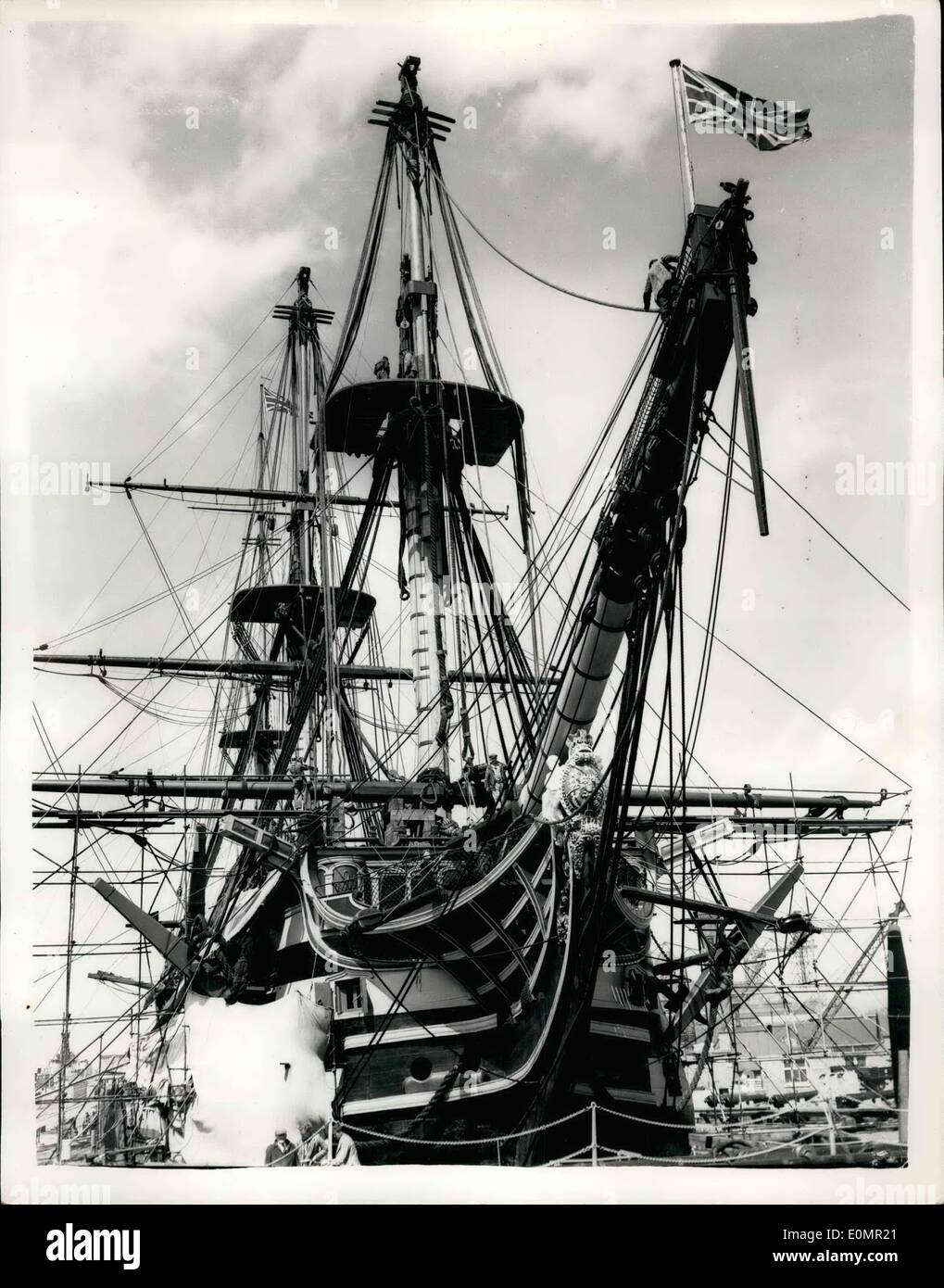 Mai 05, 1956 - travaux de restauration de H.M.S. victoire. La mise en place de nouvelles de misaine. : photo montre des ouvriers de l'Arsenal à Portsmouth high Banque D'Images