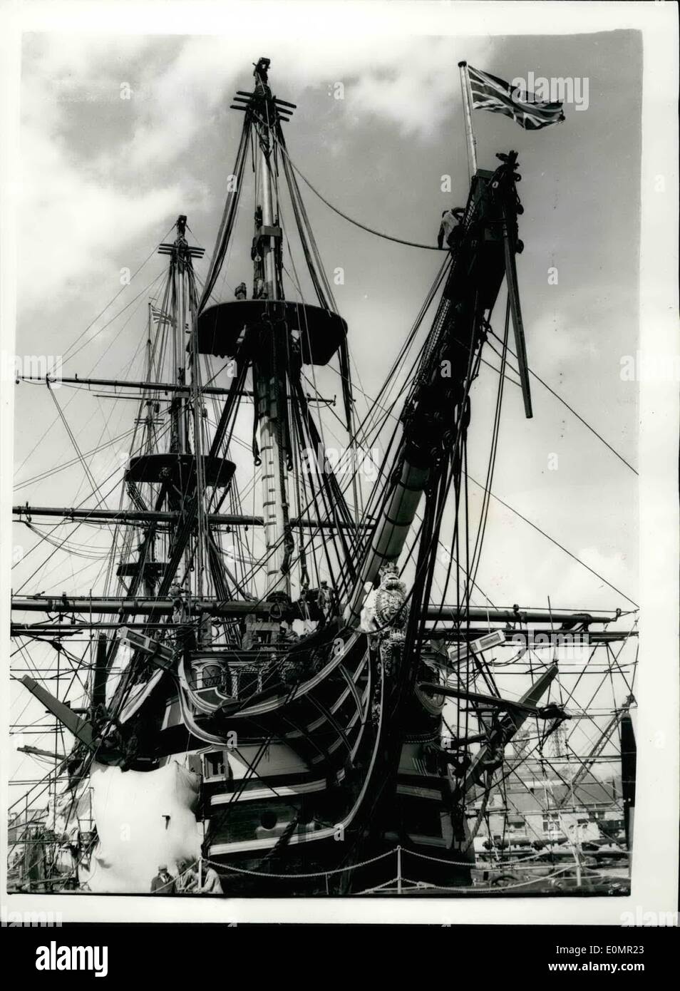 Mai 05, 1956 - travaux de restauration de H.M.S. victoire. La mise en place de nouvelles de misaine. : photo montre des ouvriers de l'Arsenal à Portsmouth high Banque D'Images