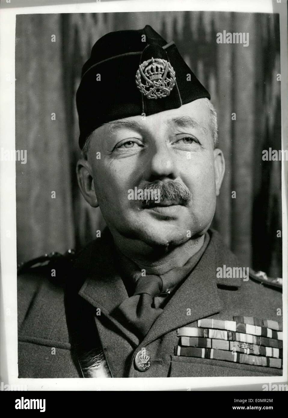 Mars 02, 1956 - Le Roi de la Jordanie Sacks Glubb Pacha, un arrêté royal a été publié à Amman, Jordanie, aujourd'hui, mettant fin aux services du Général John Glubb comme chef de l'Etat-major de la Légion arabe. Général Glubb Commandant de la légion depuis 1939, a été remplacé par son assistant, le Brigadier Radi Inab. Après le décret a été promulgué général Glubb à gauche sur le chemin de sa maison à Londres par l'air. Le décret, émis par le Roi Hussein, a également pris fin les services du Colonel Patrick Coghill, chef de l'Office de renseignement, et le Brigadier Hatton, un aide du Général Glubb Banque D'Images