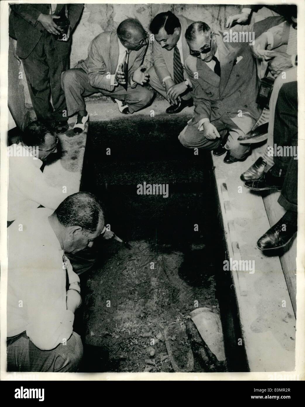 Mai 05, 1956 - 5-5-56 des fragments d'os mais pas de maman dans le sarcophage de Hawara. Le sarcophage trouvé dans une tombe récemment mis au jour à Hawara dans la province du Fayoum a été inaugurée en présence du Ministre égyptien de l'éducation, le Major Kamal El Dine Hussein. L'Sacrophagus était pleine d'eau, et après cela avait été drainées des fragments d'os de la jambe n'a été trouvé. Il avait été prévu que l'Sacrophagus contiendrait la momie de la princesse Nefera Ptah des la 12ème dynastie. Les récipients d'argent près de la Sacrophagus dans la chambre funéraire avait le nom de la princesse inscrit sur eux Banque D'Images Mai 05, 1956 - 5-5-56 des fragments d'os mais pas de maman dans le sarcophage de Hawara. Le sarcophage trouvé dans une tombe récemment mis au jour à Hawara dans la province du Fayoum a été inaugurée en présence du Ministre égyptien de l'éducation, le Major Kamal El Dine Hussein. L'Sacrophagus était pleine d'eau, et après cela avait été drainées des fragments d'os de la jambe n'a été trouvé. Il avait été prévu que l'Sacrophagus contiendrait la momie de la princesse Nefera Ptah des la 12ème dynastie. Les récipients d'argent près de la Sacrophagus dans la chambre funéraire avait le nom de la princesse inscrit sur eux Banque D'Images