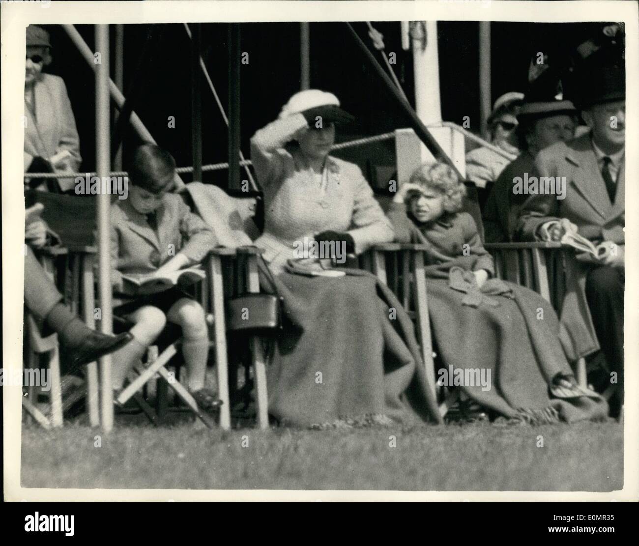 Mai 05, 1956 - Le Royal Windsor Horse Show. La photo montre le Prince Charles étudie le programme alors que la Reine et la Princesse Anne Banque D'Images
