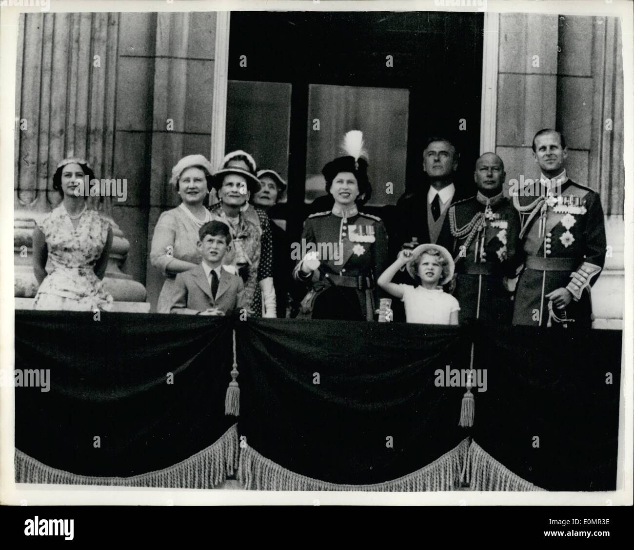 Mai 05, 1956 - regardez les Royals survol : Sa Majesté la Reine a pris le salut du balcon du palais de Buckingham, au défilé d'aujourd'hui de 18 Shackleton quadrimoteur aéronef maritime à longue portée de la R.A.F. Le Coastal Command, pour marquer l'anniversaire officiel de Sa Majesté. Le défilé a suivi la cérémonie traditionnelle parade la couleur sur Horse Guards Parade. La photo montre la vue en regardant le défilé sur le balcon de Buckingham Palace, de gauche, la princesse Margaret, la reine mère, la duchesse de Gloucester ; La Reine Elizabeth ; Earl Mountbatten Banque D'Images