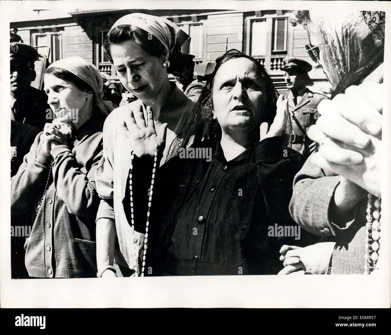 14 mai 1956 - brodeuse italienne prétend avoir eu un autre message de la Sainte Vierge : Pour la neuvième fois qu'une brodeuse femmes Rosina Soncini (55) prétend qu'elle a eu une vision de la Sainte Vierge après qu'elle a dit à d'autres qu'elle avait reçu un message qu'elle n'a pas révélé jusqu'à ce 22 août quand elle aura ''une nouvelle réunion''. En attendant, il a été annoncé que les fidèles qui ont assisté à la ''parle' entre Rosian et la Vierge ont été guéris de la maladie. La photo montre la Rosina Soncini vu chez certains des fidèles à la Piazza de Reggio Emilia, Italie du Nord. Banque D'Images