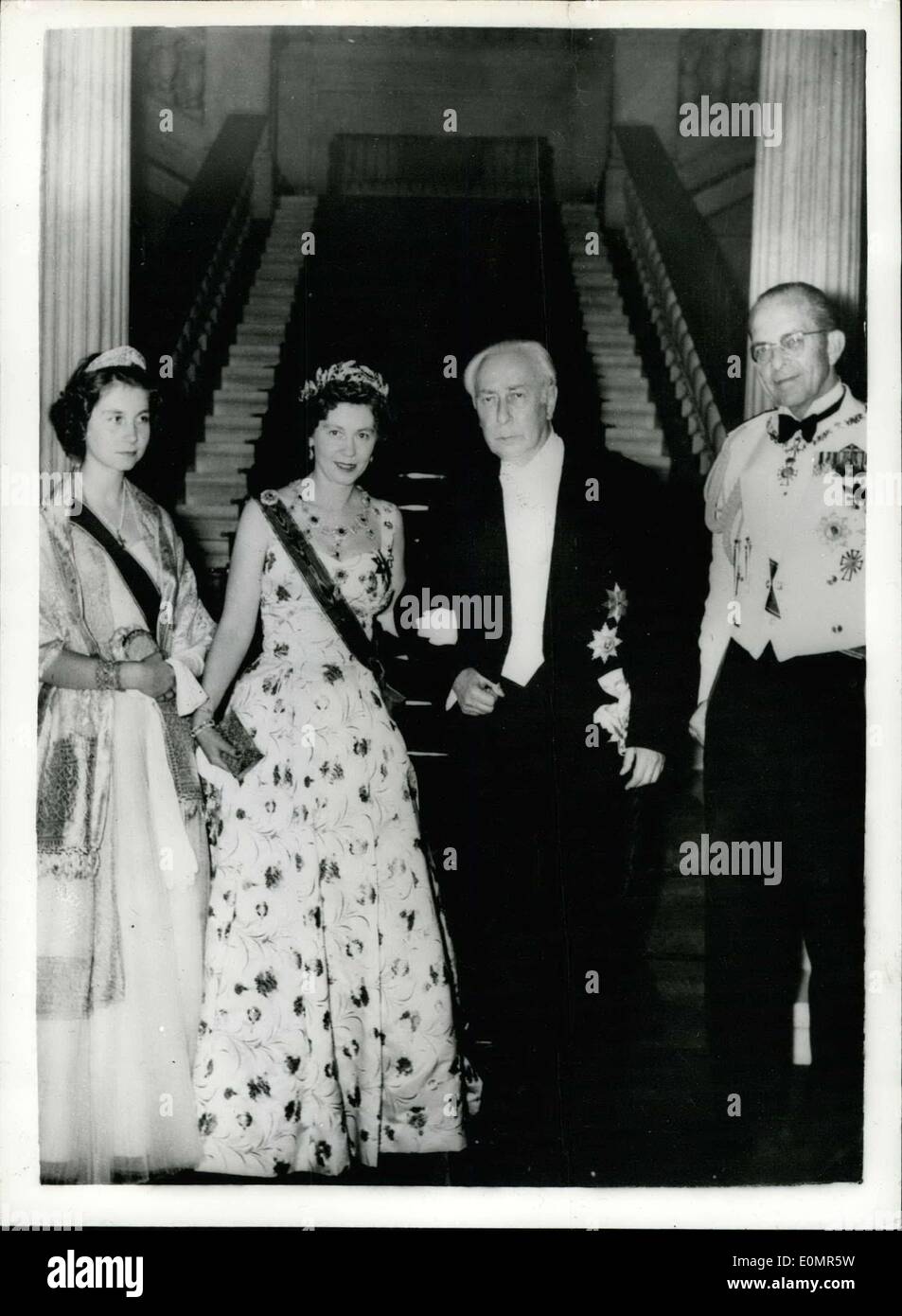 18 mai 1956 - Le Dr Heuss assiste à la réception au Palais Royal En Grèce : Le Dr Heuss, le président de l'Allemagne de l'Ouest, qui est en Grèce pour une visite officielle, a participé à une réception donnée par le roi Paul de l'Helleness au palais Royal en son honneur. Photo montre M. Heuss, le président de l'Allemagne de l'Ouest, en photo avec le roi Paul, la Reine Frederika, et leur fille, la Princesse Sophia, à la réception. Banque D'Images
