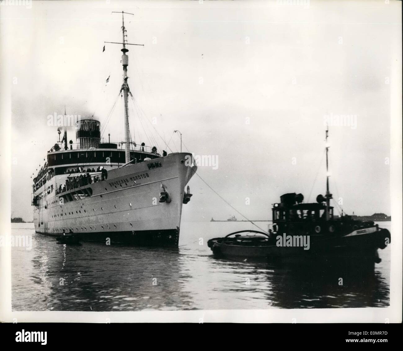 Mai 05, 1956 - Premier navire de passagers en provenance de la Russie en 20 ans arrive à Copenhague : le premier navire à passagers à arriver à Copenhague pendant vingt ans - la ''ototov» - amarré avec 82 passagers à bord.. Les passagers étaient à destination de Leningrad -- Helsingfors - Stockholm - Copenhague et Londres. Photo montre la ''oiotov» - anciennement le navire allemand ''Kaf Durch Freude'' - en arrivant à l'Lengfeliniekajen -- Copenhague. Banque D'Images
