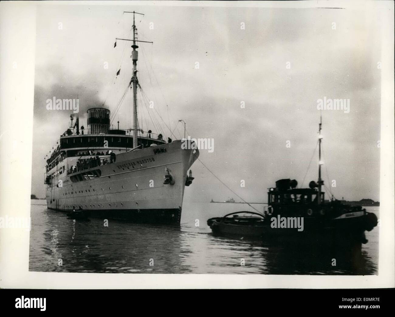 Mai 05, 1956 - Premier navire de passagers en provenance de la Russie en 20 ans arrive à Copenhague : le premier navire à passagers à arriver à Copenhague pendant vingt ans - la ''ototov» - amarré avec 82 passagers à bord.. Les passagers étaient à destination de Leningrad -- Helsingfors - Stockholm - Copenhague et Londres. Photo montre la ''oiotov» - anciennement le navire allemand ''Kaf Durch Freude'' - en arrivant à l'Lengfeliniekajen -- Copenhague. Banque D'Images