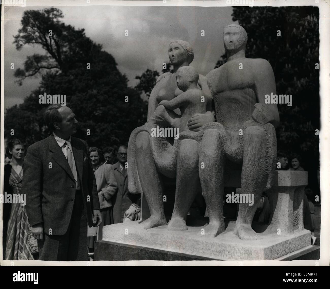 Mai 05, 1956 - Henry Moore's ''Groupe'' de la famille statue dévoilée : Siur Kenneth Clark, président du Conseil des Arts du GT. La Grande-Bretagne, Banque D'Images