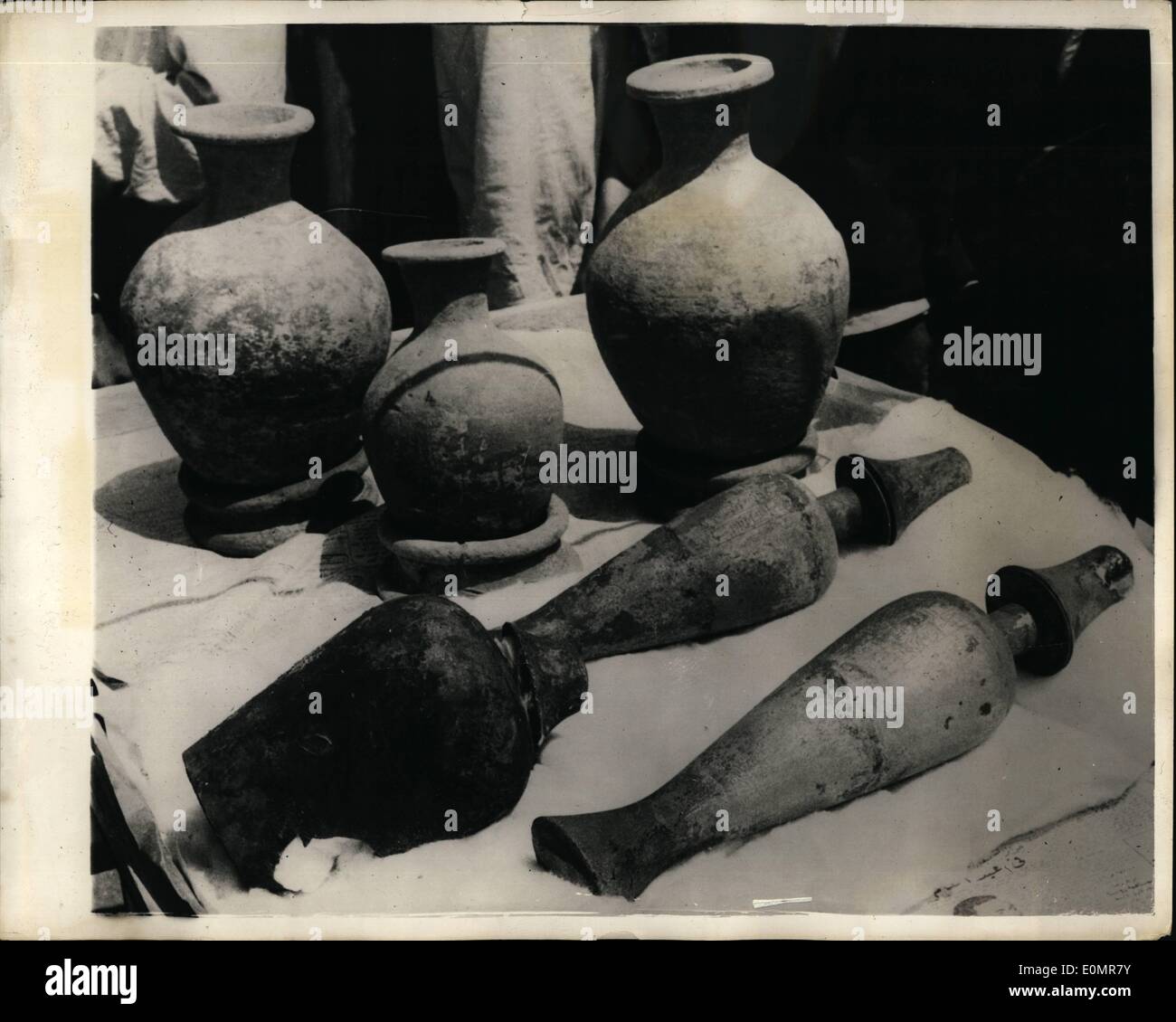 Mai 05, 1956 - Des Fragments d'Os-BJT à Maman dans le sarcophage de Hawara : le sarcophage trouvé dans une tombe récemment mis au jour à Hawara dans Fayoum province, a été inaugurée en présence du Ministre égyptien de l'éducation, le Major Kamal El Dine Hussein. Le sarcophage était pleine d'eau, et après cela avait été drainées des fragments d'os de la jambe n'a été trouvé. Il avait été prévu que le sarcophage contenant la momie de la princesse Neferu P Tah de la 12ème dynastie. Les récipients d'argent près de le sarcophage dans la chambre funéraire avait le nom de la princesse inscrits sur la Banque D'Images Mai 05, 1956 - Des Fragments d'Os-BJT à Maman dans le sarcophage de Hawara : le sarcophage trouvé dans une tombe récemment mis au jour à Hawara dans Fayoum province, a été inaugurée en présence du Ministre égyptien de l'éducation, le Major Kamal El Dine Hussein. Le sarcophage était pleine d'eau, et après cela avait été drainées des fragments d'os de la jambe n'a été trouvé. Il avait été prévu que le sarcophage contenant la momie de la princesse Neferu P Tah de la 12ème dynastie. Les récipients d'argent près de le sarcophage dans la chambre funéraire avait le nom de la princesse inscrits sur la Banque D'Images