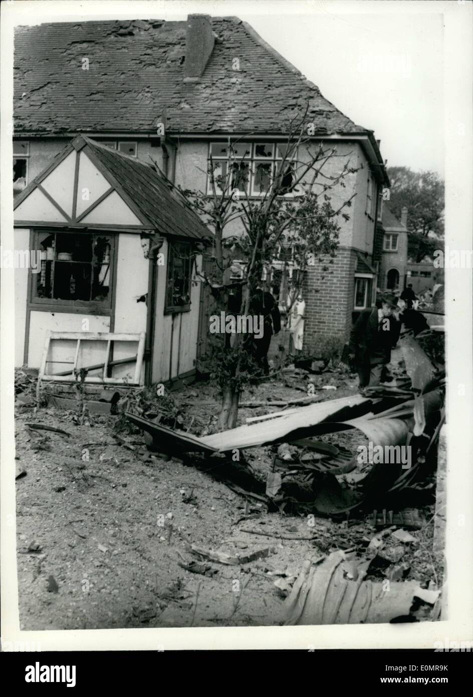 Mai 05, 1956 - maison incendiée par écraser V Bomber une vaillante Bomber- l'ensemble de l'arme nucléaire qui plane sur les hommes de thew RAF Banque D'Images
