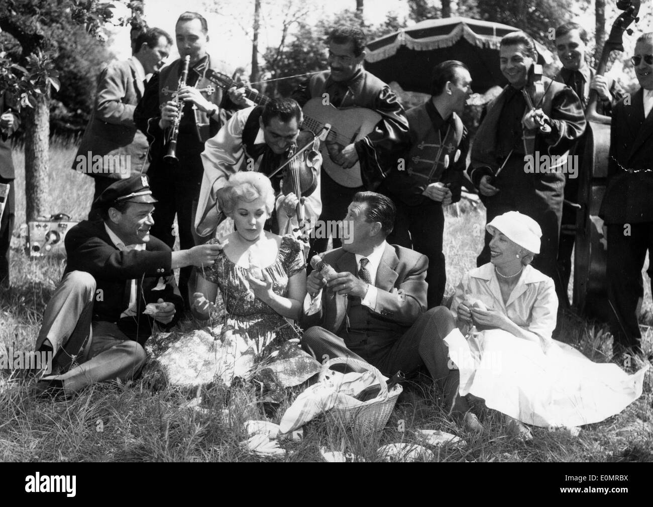 L'actrice Kim Novak sur un pique-nique avec Eddie Constantine, Fernandel et Madame Constantine Banque D'Images