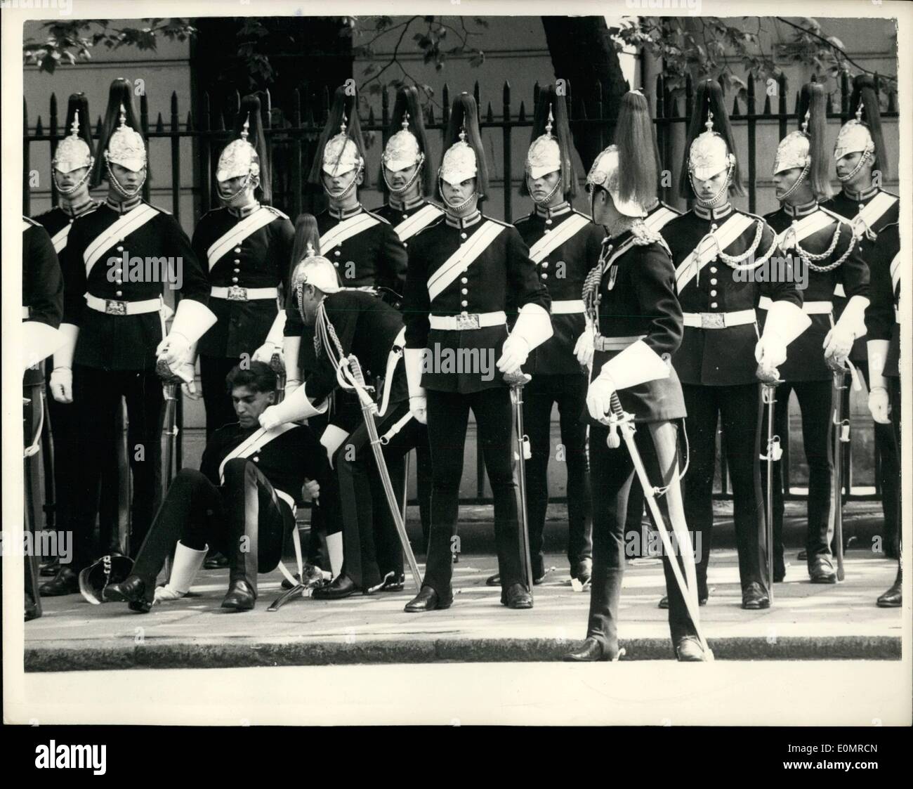 28 mai 1956 - 28-5-56 La Reine ouvre la Brigade des ménages Monument commémoratif de guerre du cloître. Sa Majesté la Reine a ouvert aujourd'hui la Brigade des ménages War Memorial cloîtres dans The Birdcage Walk. La Reine, qui est le Colonel en Chef de la Brigade des ménages, a été reçu de la Caserne Wellington par son oncle le duc de Gloucester. Photo : Keystone montre un Guardsman s'évanouit alors que le défilé de la Reine, cet après-midi. Banque D'Images