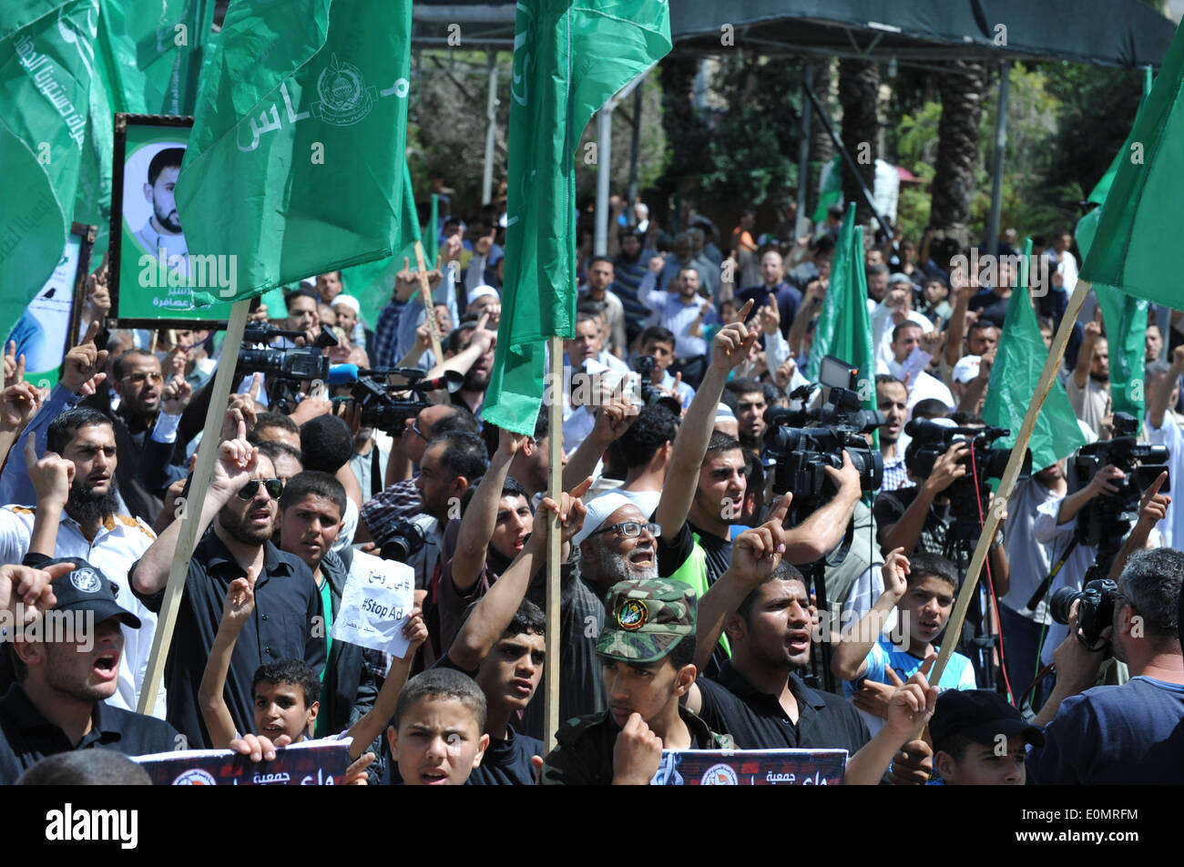 La ville de Gaza, bande de Gaza, territoire palestinien. 17 mai, 2014. Les Palestiniens tiennent des banderoles pendant une démonstratrice appelant à la fin de la détention administrative comme d'autres leur drapeau national dans la ville de Gaza le 16 mai 2014 après la prière du vendredi pour exprimer leur solidarité avec les prisonniers palestiniens en grève de la faim dans les prisons israéliennes. À la fin de mars, Israël a refusé de libérer comme promis un dernier groupe de prisonniers palestiniens, et a annoncé des plans pour 700 nouveaux colons homes, incitant les Palestiniens pour ensuite chercher à rejoindre 15 conventions des Nations unies : Crédit Ezz Al-Zanoun APA/Images/ZUMAPRESS.com/Alamy Live News Banque D'Images