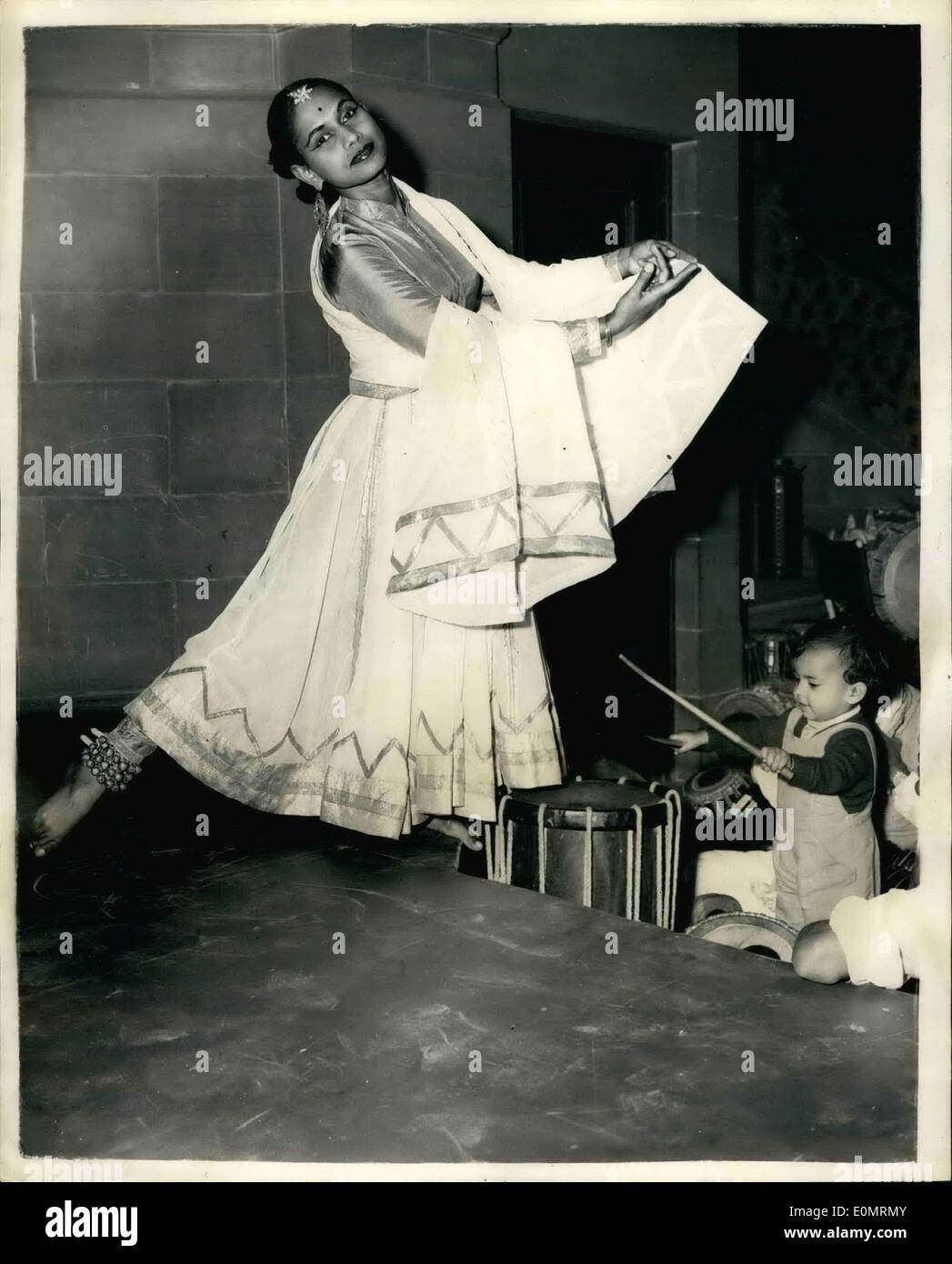 08 août, 1956 - Répétitions nouveau BALLET indien. La danseuse et son jeune batteur fils. - 25 ans, danseuse indienne KUMUDINI, était d'être vu à l'Inde Chambre répéter la première partie dans un nouveau ballet par la société Copal Ram, qui raconte l'histoire du Taj Mahal, et qui a sa première mondiale au Festival d'Edimbourg le 8 septembre. Kumudini, est l'épouse du directeur musical de la société Copal Ram, a un fils âgé de 18 mois, SHREERAJ qui, par son père, c'est apprendre à jouer de la batterie Banque D'Images