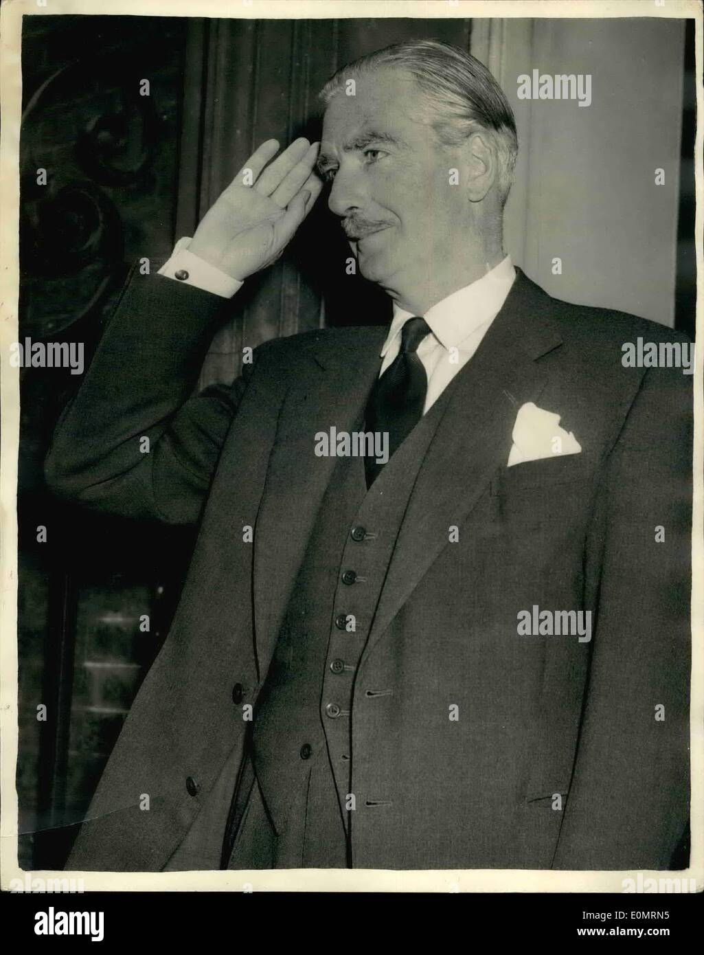 08 août 1956 - Le Premier ministre quitte No 10 Downing Street pour ouvrir le canal de Suez conférence. Photo montre Sir Antony Eden lève la main pour saluer la foule qui attendait de le voir partir no 10. ce matin. Banque D'Images