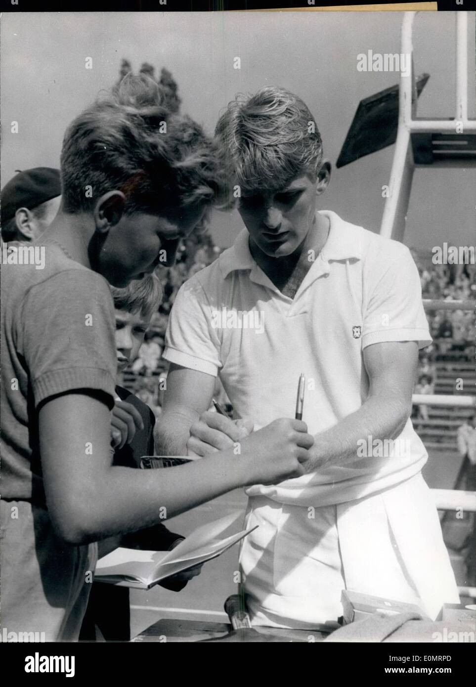 08 août, 1956 - Photo montre-Wimbledon vainqueur Lewis Hoad qui est le favori sur le Championnat de Tennis allemand à Hambourg. Banque D'Images