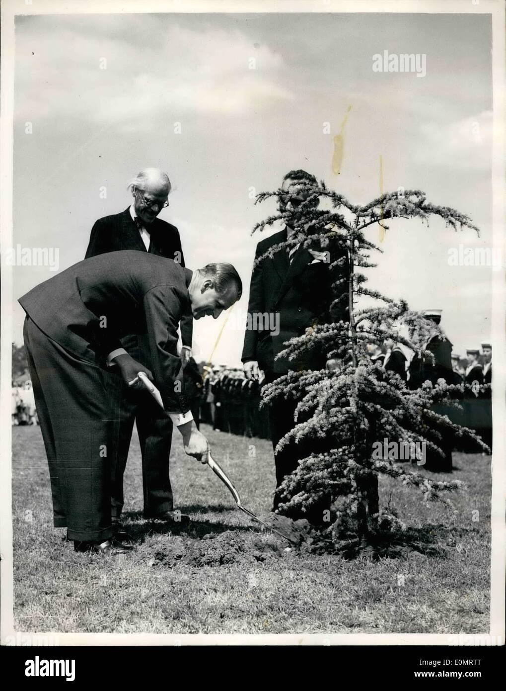 Juin 06, 1956 - Le duc d'Édimbourg ouvre un nouveau terrain de jeu : Le duc d'Édimbourg a volé ce matin par hélicoptère pour ouvrir le nouveau monument commémoratif de guerre de concurrence équitables au Burpham, près de Guildford. Le champ est appelé ''La Sutherland Jeu'' à la mémoire de l'homme de Burpham qui ont donné leur vie au cours de la seconde guerre mondiale, 1939-1945. La photo montre le duc d'Édimbourg plante un arbre pour commémorer l'ouverture du nouveau jeu. Banque D'Images