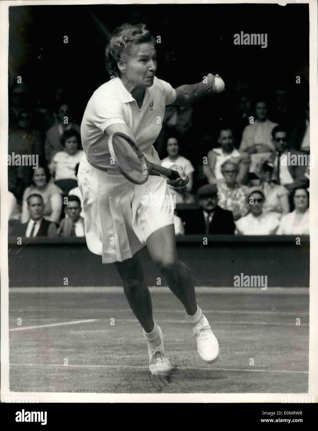 Juin 06, 1956 - Championnats de tennis de Wimbledon, Mlle Brough bat Mlle Muller : Photo montre Mlle A.L Brough U.S.A , à jouer agai Banque D'Images