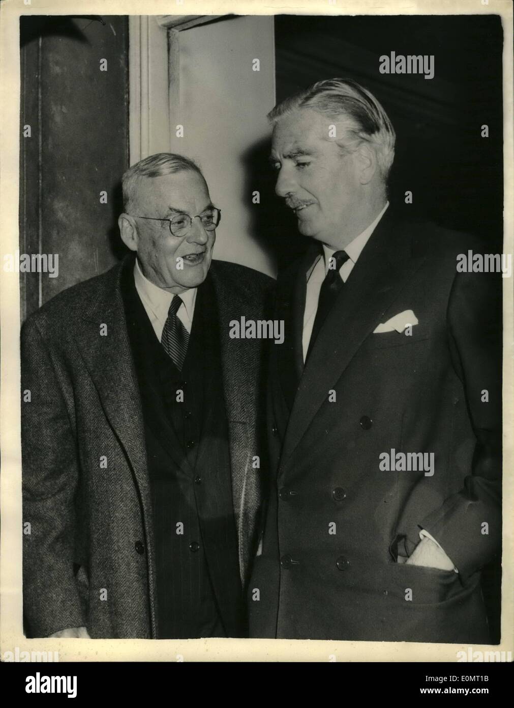 08 août, 1956 - La secrétaire d'État des États-Unis, assiste à la réunion ''Suez'' Dulles et Eden à l'extérieur no10. M. John Foster Dulles, le secrétaire d'État des États-Unis ont participé à une ''Suez'' Réunion de crise du Ministère des affaires étrangères - après quoi il a été diverti à déjeuner au No10 par le Premier Ministre. Photo montre M. Dulles avec le Premier Ministre, Sir Anthony Eden que l'ancienne gauche n°10 après leur déjeuner cet après-midi. Banque D'Images