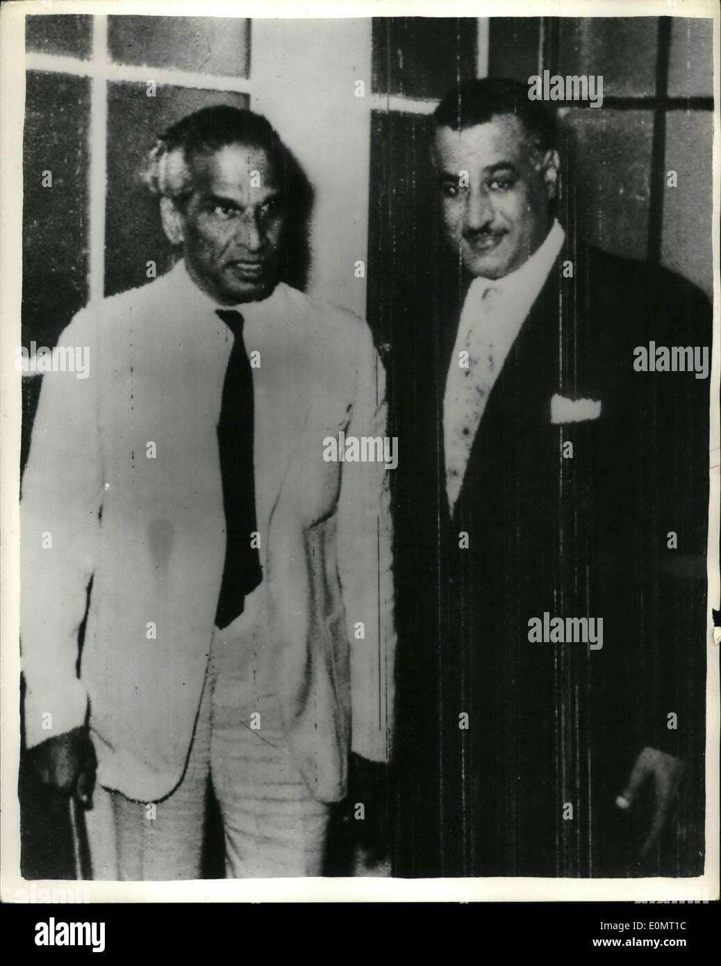 08 août 1956 - Le Président Nasser répond à Krishna Menon, Président de l'Égypte de Nasser, a eu un entretien au Caire avec M. Krishna Menon, qui est sur le chemin de sa maison après avoir dirigé la délégation indienne à la Conférence du Canal de Suez à Londres. La photo montre le président Nasser (à droite) vu avec Krishna Menon, quand ils se sont rencontrés au Caire aujourd'hui. Banque D'Images