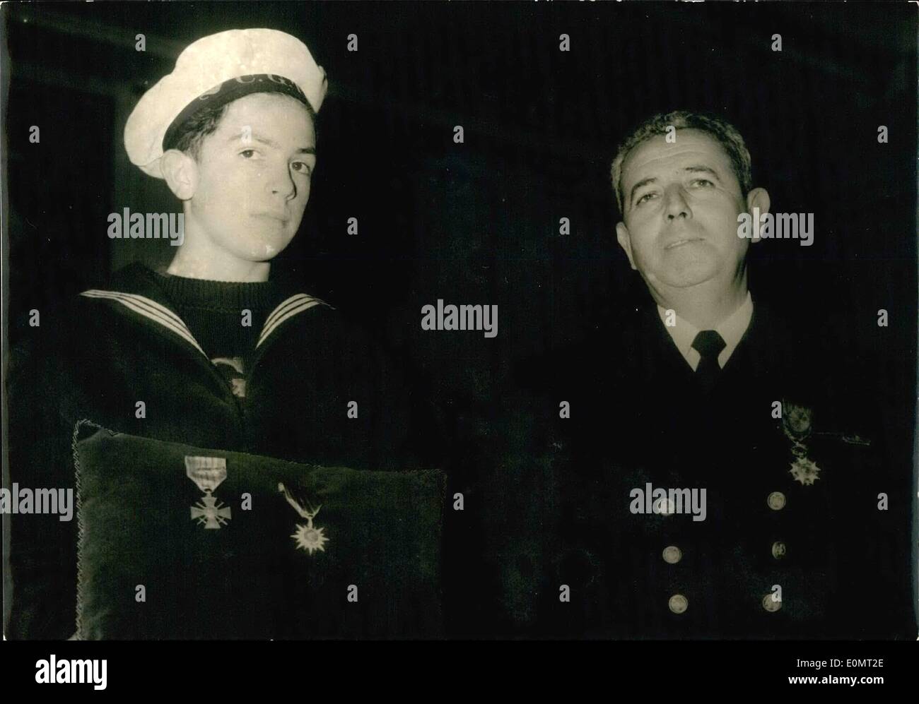 08 août 1956 - pour leur courage, garçon de cabine Guillou a reçu la Croix de la Marine et Commandant de Beaudean a reçu la Croix de la Légion d'honneur. Peinture ''Souper' Banque D'Images