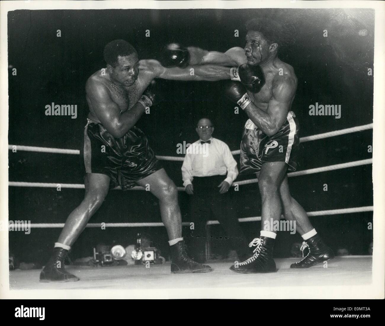 Juin 06, 1956 - Archie Moore conserve le titre de champion de la lumière. Yolands Beats Pompey en dixième tour : Archie Moore le light heavyweight champion du monde - la nuit dernière a conservé son titre en battant Yolands Popmey de Trinité- l'arbitre d'arrêter le concours dans la tente round - à Haringay. Photo montre : Le sang s'exécute à partir d'un coupé autour de l'œil d'Yolands Pompey - comme les terres de Archie Moore avec une ligne droite à gauche le menton - au cours de la lutte à Haringay hier soir. Banque D'Images