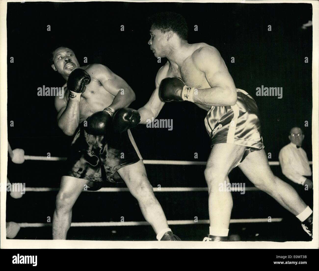 Juin 06, 1956 - Archie Moore conserve le titre de champion de la lumière.  contre Yolande pompey à Haringay : Archie Moore le light heavyweight  champion du monde, a conservé son titre
