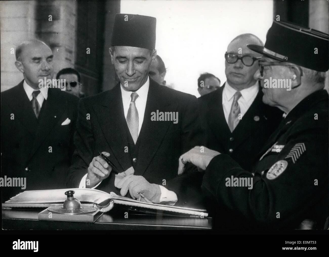 Juin 06, 1956 - Le Maroc nomme ambassadeur à Paris : M. Bouasid, qui a été nommé le premier ambassadeur du Maroc à Paris, a présenté aujourd'hui ses lettres de créance. La photo montre la M.E. Bouasid signe le livre d'or à l'Arc De Triomphe après dépôt d'une couronne sur la tombe de soldat inconnu ce matin. Banque D'Images