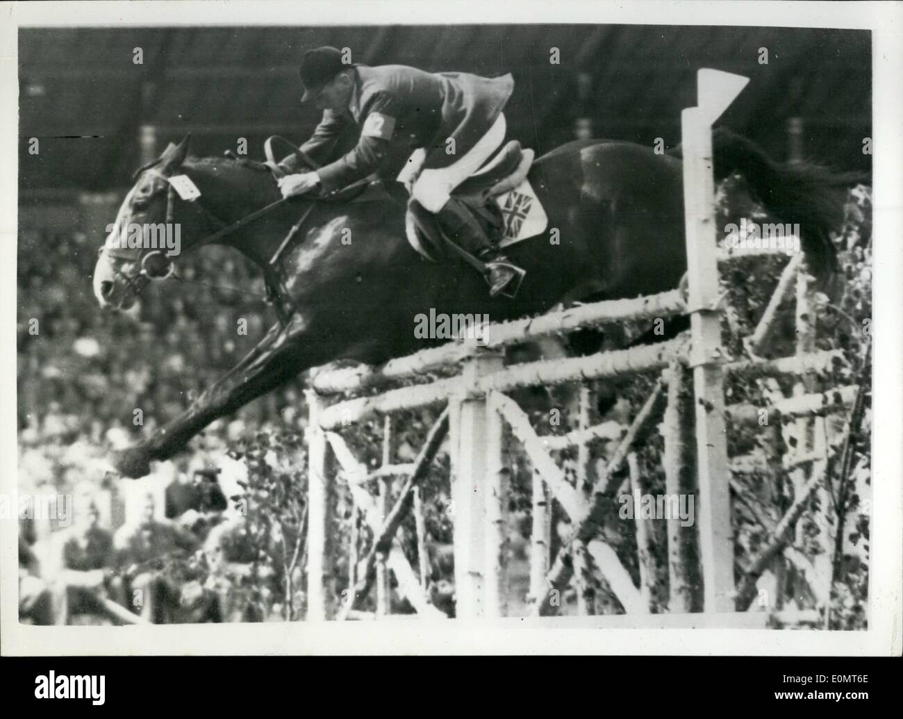 Juin 06, 1956 - Jeux Olympiques équestres.. Avec blanc prend de l'avance sur ''Nizefella'' : l'image montre : Britain's Wilf White prend de l'avance sur ''Nizefella'' lors de la Grand Prix olympique - l'événement final de l'Equestrian Jeux Olympiques de Stockholm cet après-midi.. L'équipe britannique est arrivé en troisième place dans l'épreuve par équipe. Banque D'Images