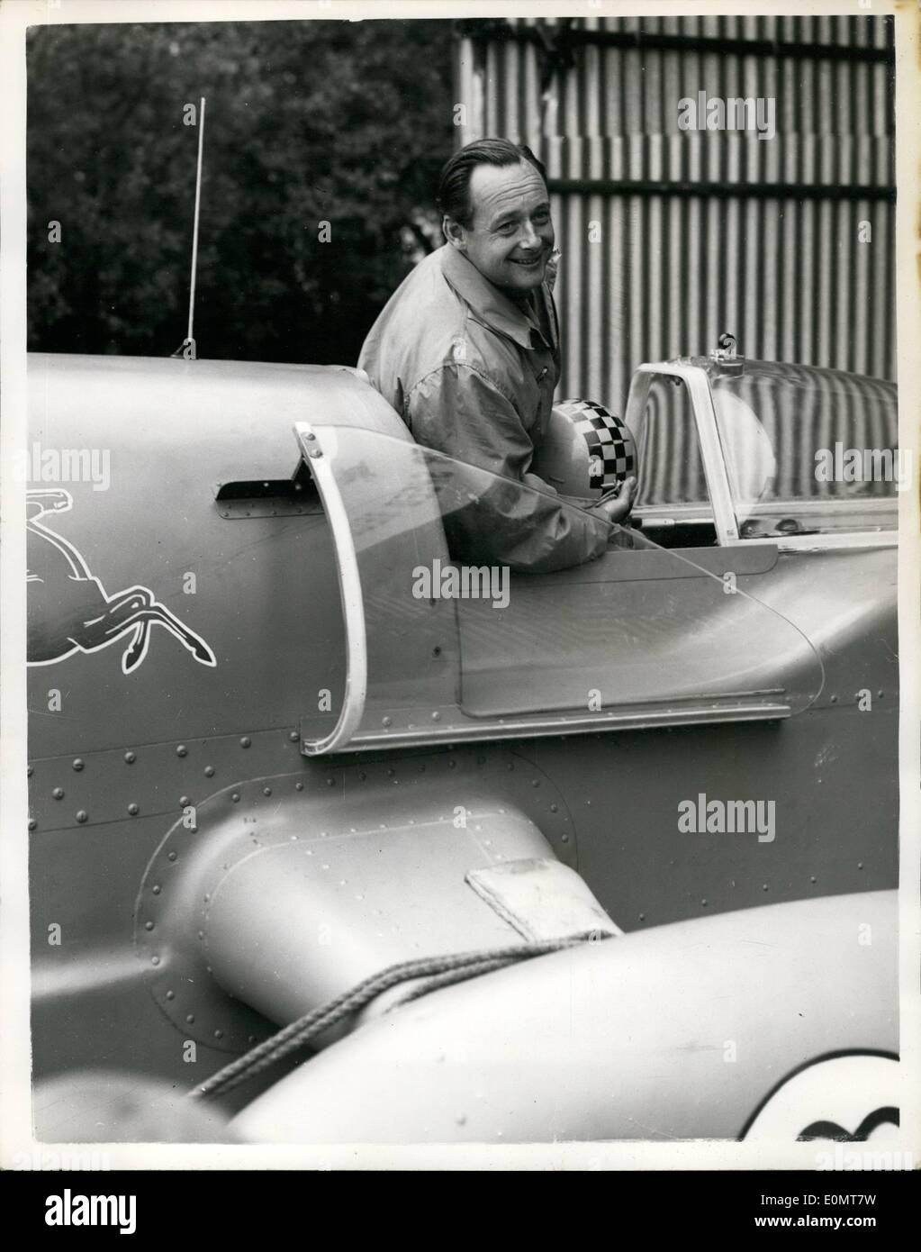 08 août, 1956 - Donald Campbell se prépare pour la tentative de record mondial de vitesse sur l'eau. Photo montre Donald Campbell assis dans le cockpit de ''Bluebird'' avant un exercice pratique sur le lac Coniston hier soir - en préparation de sa prochaine tentative sur le record mondial de vitesse sur l'eau. Banque D'Images