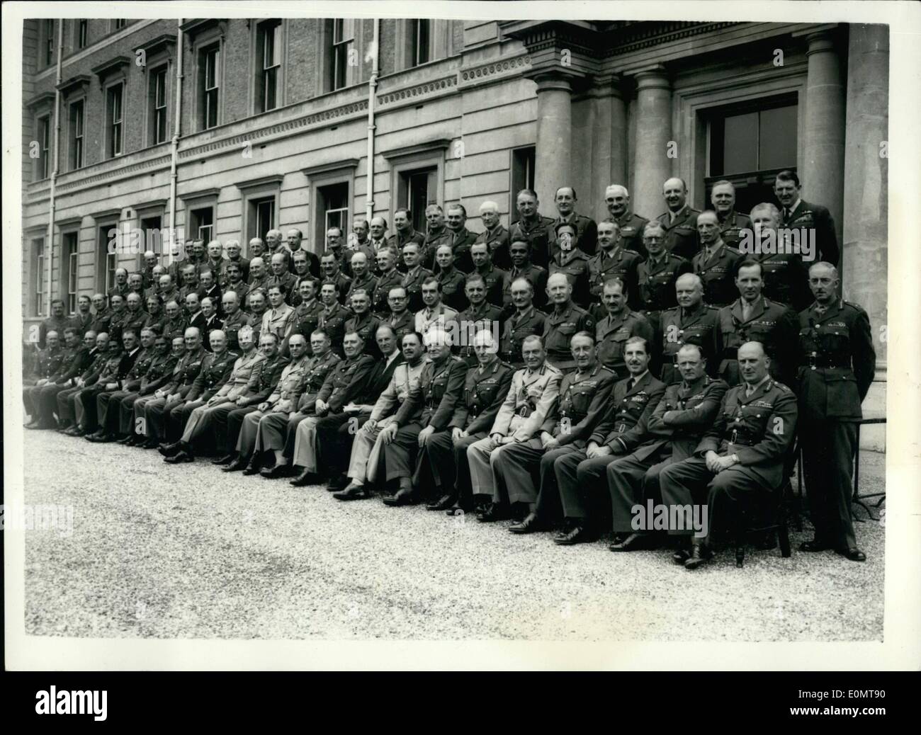 08 août, 1956 - L'exercice annuel du personnel à cambeley chefs Dominion du personnel - sous la direction du Général Sir Gerald Templer (C.I.G.S) participent à la conférence annuelle au collège du personnel, Camberley. photo montre le groupe au collège aujourd'hui. Première rangée, L-R Lieut, Gen Oliver Le Lieut. Gen.arrière fête Almiral Brigadier Général MuttukumarJ Leowen Watson (Ceylan) Mausergh l'amiral Russell Général Shringesh Général (Inde) M. jouer juste sous secrétaire d'état permanent. Le général major Weir (N.Z) Le lieutenant général Nicholson, Gen . Graha (Ouganda) le général sir temple généraux C,IGS Le Lieut Banque D'Images