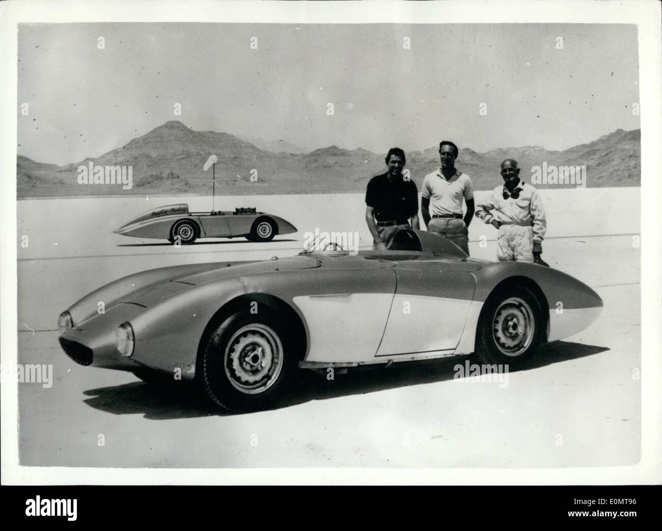 08 août, 1956 - Austin Healey Breaks seize ans records de vitesse à Bonneville Vente Le Appartements : Avec M. Roy Jackson Moore de Los Angeles au volant - cette modification Austin Healey 100 s'est récemment de classe D international et American records art de Bonneville Salt Flats, Utah, aux États-Unis la voiture couvert 200 milles à 152,51 miles par heure et 500 km à 152,32 mp.h. - Des records au préalable établi en 1940. La voiture est fondamentalement une norme Austin Healey 100 Cassie et le corps légèrement modifié pour l'adapter à un seul places et d'améliorer les caractéristiques de rationaliser Banque D'Images