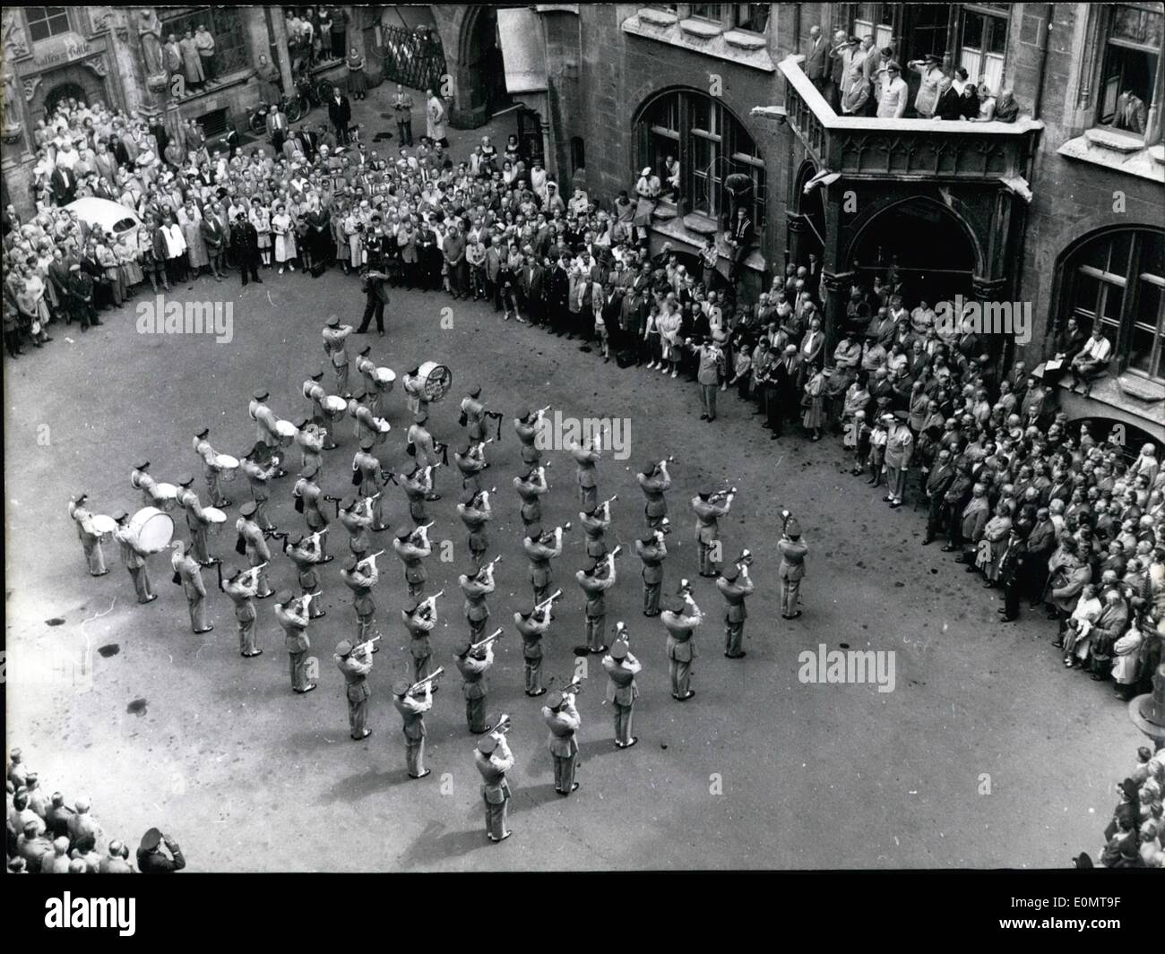08 août, 1956 - Munich a amusé, quand l'option ''Drum and Bugle Corps Band'' du 12ème on continuera à nous, Wiesbaden, a donné une sérénade devant la mairie le joué mambos et tout le reste, les Allemands ne savaient pas que real musik militaire. Banque D'Images