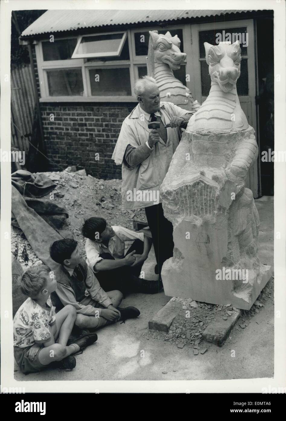 13 août 1956 - Réplique de la reine ou de bêtes Kew Gardens : répliques de l'imprimeur de la bêtes devraient être érigés à la fin de ce mois sur la terrasse de la Palm House dans les jardins botaniques royaux de Kew. Ils sont en voie d'achèvement dans un studio à Sutton. Cela a été rendu possible grâce à la générosité d'un donateur privé qui souhaite rester anonyme. La reine des bêtes, qui ornaient la façade de l'annexe du couronnement de l'abbaye de Westminster, sont prises à partir de signes héraldiques utilisées par ancestore Sa Majesté. Les dix 6ft. statues sera en pierre de Portland. Photo montre. M. Banque D'Images