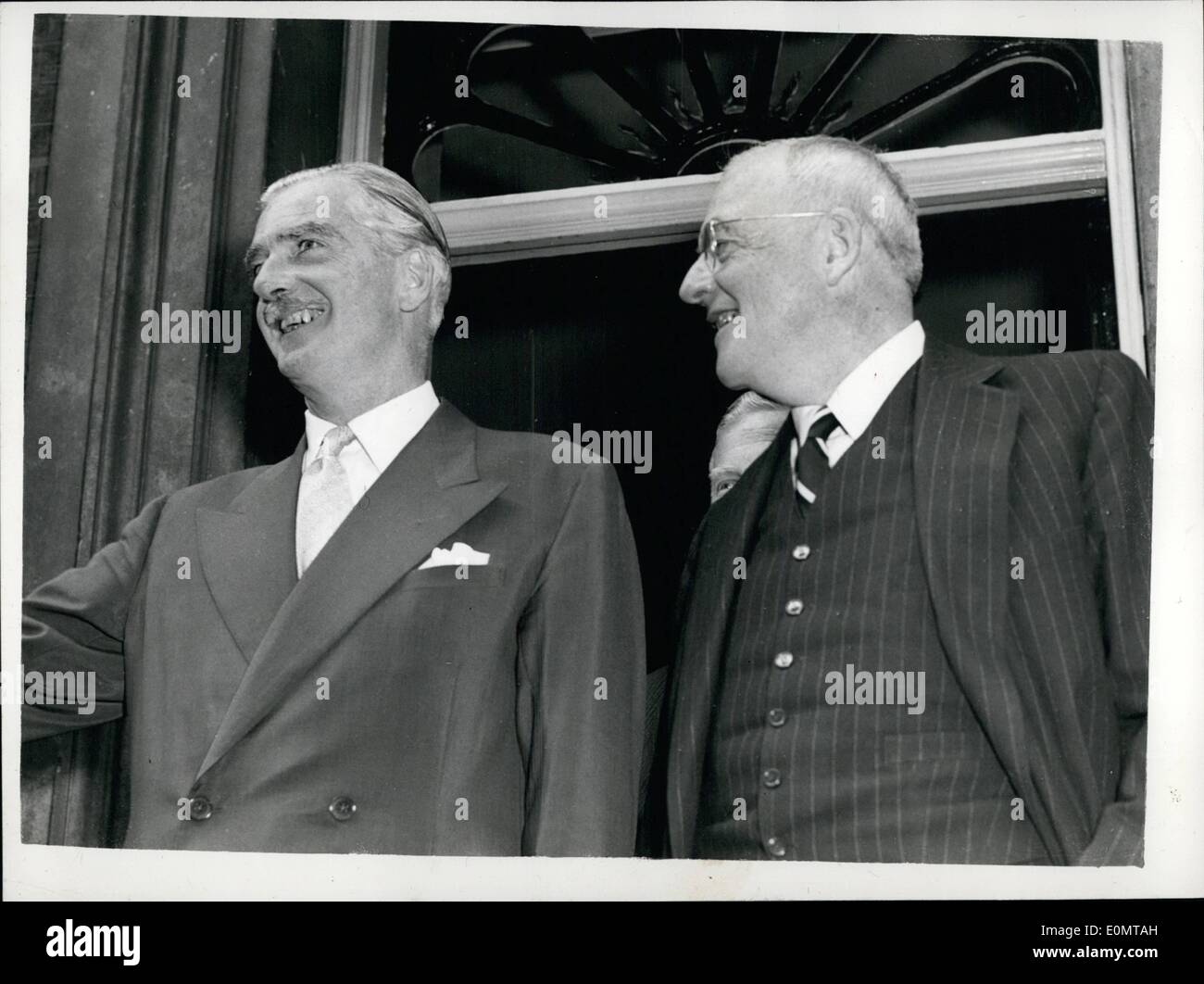 15 août 1956 - 15-8-56... M. Dulles et Sir Anthony Eden Au n°10... M. John Foster Dulles, le secrétaire d'État des États-Unis - qui représente son pays à la conférence du Canal de Suez- demandé au premier ministre au 10, Downing Street- peu après son arrivée à Londres aujourd'hui. Photo : Keystone montre- M. Dulles et Sir Anthony Eden sur les étapes au n°10- cet après-midi après un déjeuner ensemble... Le NSI/Keystone TF/RC/660127 Banque D'Images