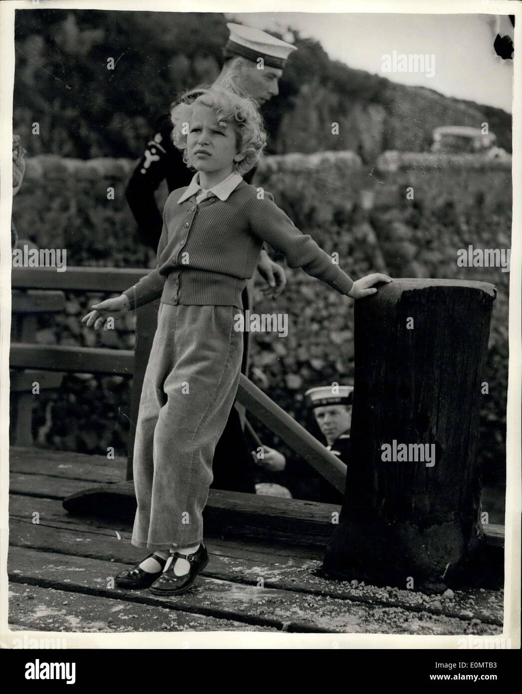 16 Aout 1956 Pantalon En Velours Cotele Est Tenue D Anniversaire De La Princesse Anne Porter Des Pantalons De Velours Cotele Un Cardigan Rose Et Des Sandales La Princesse Anne Speht