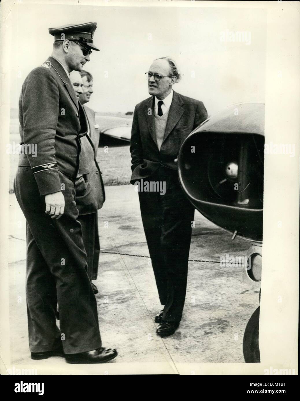 Juin 06, 1956 - Le professeur Messerschmitt montre son nouvel avion : Le professeur Messerschmitt le célèbre concepteur d'avions Allemand a récemment exposé à l'ouest de l'Allemagne son nouveau turbo-trainer 200 m qu'il a mis au point en Espagne. La machine dispose de deux turbo-pignons d'attaque - accédons une vitesse maximale de 450 miles par heure et a un rayon de 1200 kilomètres. La photo montre le professeur Messerschmitt explique les détails de son nouvel avion au Lieut. Le colonel Hotten. Banque D'Images