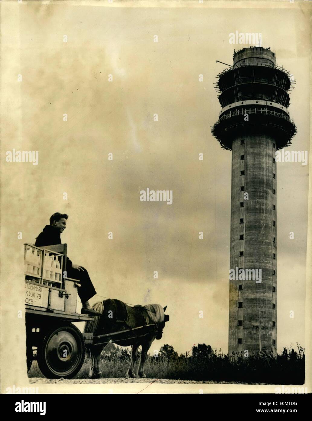 Jun. 06, 1956 Sud-ouest - Hollande reçoit une nouvelle tour de télévision : une tour de télévision unique est en cours de construction dans la province de Sealand, sud-ouest de la Hollande . La tour sera de 250 pieds de haut et sera surmontée d'un mât en acier de 160 pieds de haut. Il devrait être prêt pour l'opération dans les années à venir. La photo montre la construction de la tour en cours de moto. Banque D'Images