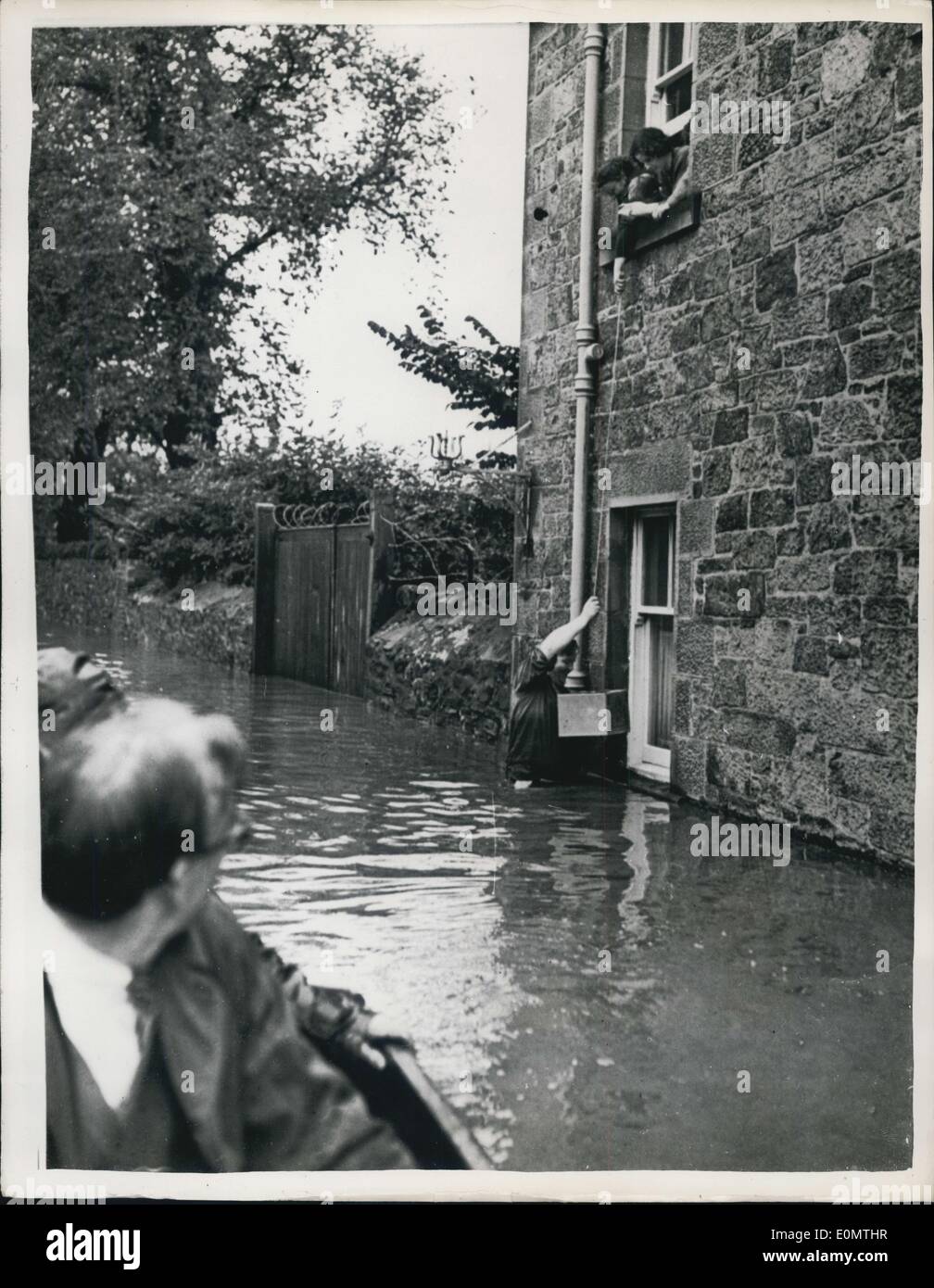 Le 29 août 1956 - pire pour août 75 ans..des inondations en East Lothian : D'après les experts-le temps dans de nombreuses régions du pays, a été le pire pour août pour soixante cinq ans.. De nombreuses parties ont été inondées à la suite.. éclatent Photo montre la scène que l'épicerie sont transportés à la première floot-comme les eaux coulaient le long de la rue principale de Haddington, East Lothian, hier. Banque D'Images