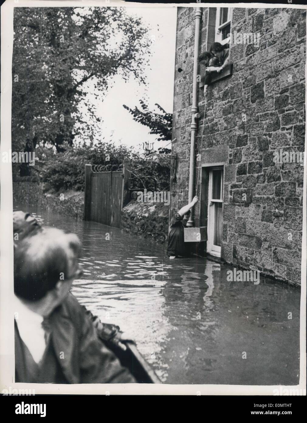 Le 29 août 1956 - pire août pour 75 ans... Inondations en East Lothian.. Selon les experts - le temps dans de nombreuses régions du pays - a été la pire en août pour soixante cinq ans.. De nombreuses parties ont été inondées à la suite.. éclatent Photo Keystone montre :- la scène que l'épicerie sont transportés à l'étage - comme les eaux coulaient le long de la rue principale de Haddington, East Lothian, hier. Banque D'Images