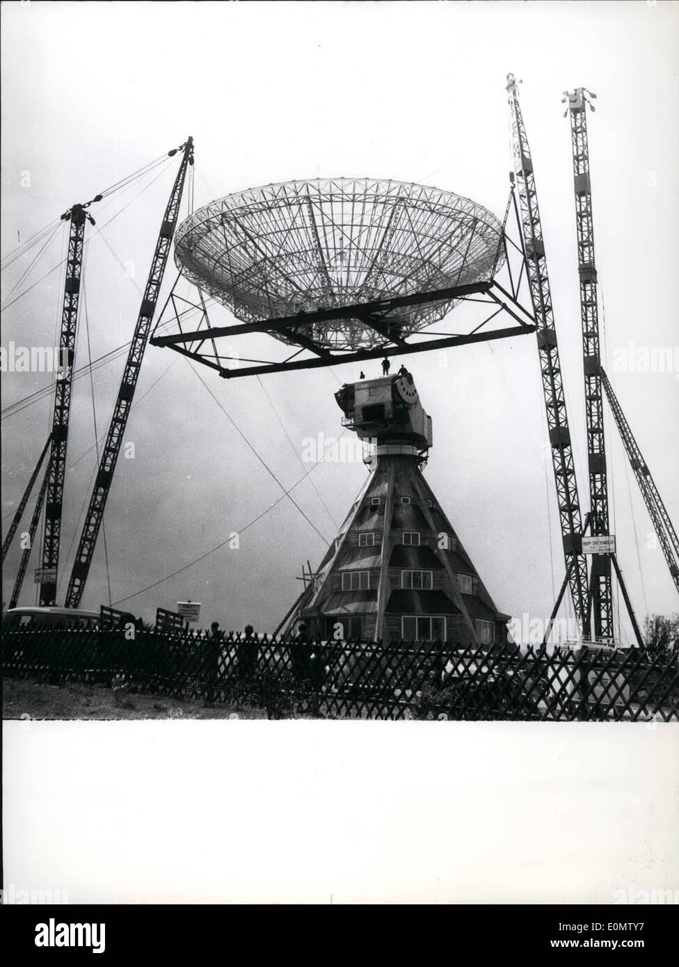 Septembre 09, 1956 - 25m miroir concave....du premier télescope radio allemande a été monté hier à Munstereifel. Malgré un temps orageux engineers ont risqué le montage. Photo montre le miroir géant jurst avant poussé vers le haut. Banque D'Images