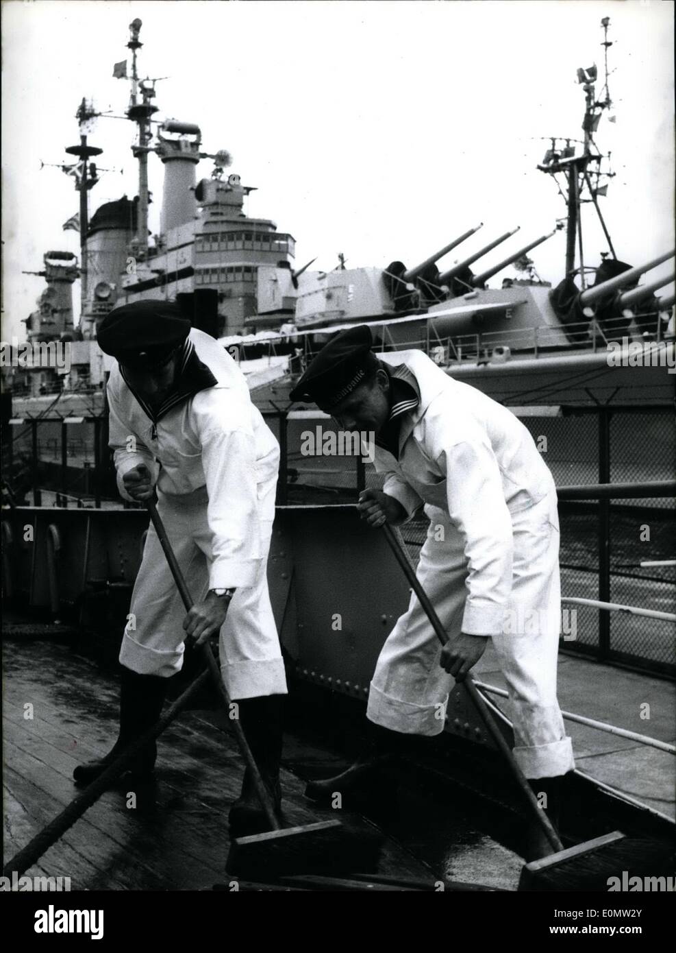 Juillet 07, 1956 - Navire de la marine allemande-''Trave'' tient son deck écouvillonné lors d'une visite de navires de guerre américains. Banque D'Images