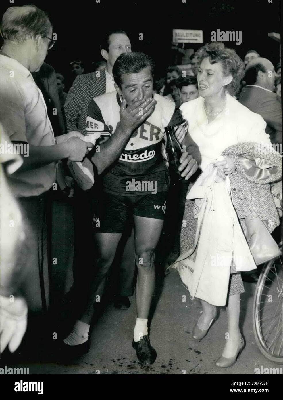 Juillet 07, 1956 - Le champion allemand en cycliste professionnelle-race a remporté aujourd'hui à Cologne, sur les 235 km de long le jeune Valentin Petry PETRY (Valentin). Photo montre Petry après la victoire. Banque D'Images