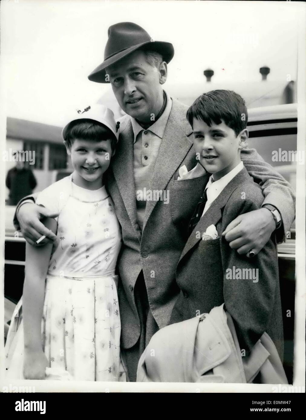 Juillet 07, 1956 - Stewart Granger et les enfants à Londres : Photo montre d'origine britannique naturalisé américain - Sen star - Stewart Gr Banque D'Images