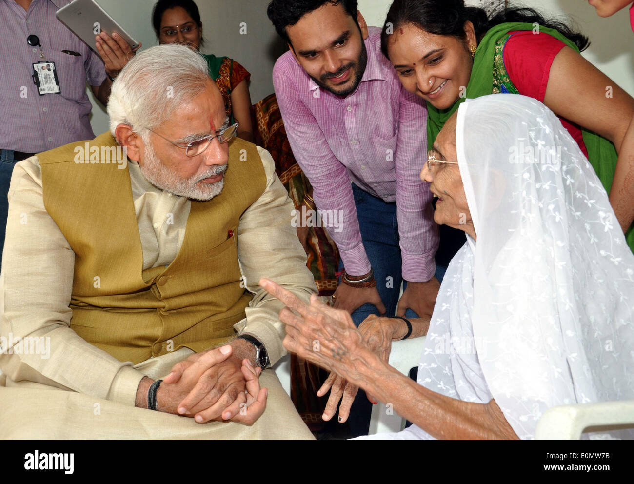 Gandhinagar, Gujarat. 16 mai, 2014. L'Inde principale opposition Bharatiya Janata (BJP) chef Narendra Modi (L'avant) se réunit avec ses 90 ans, mère Hirabenat au cours d'une visite à son domicile à Gandhinagar, Gujarat, Inde le 16 mai 2014. Narendra Modi a remporté vendredi les sièges dans deux circonscriptions parlementaires -- Vadodara dans l'ouest de l'État de Gujarat et de Varanasi dans le nord de l'état d'Uttar Pradesh -- où il a contesté les élections générales. Source : Xinhua/Alamy Live News Banque D'Images