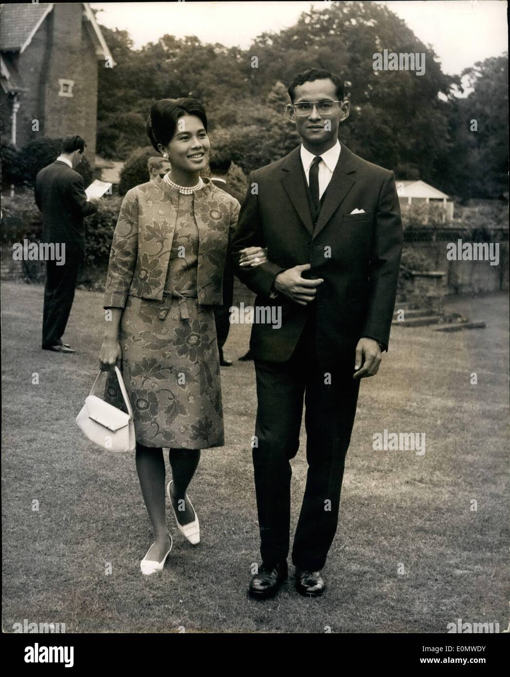 Juillet 07, 1956 - La Thaïlande Royals à leur résidence. Sunninghill Le roi Bhumibol et la reine Sirikit de Thaïlande en visite privée, Banque D'Images