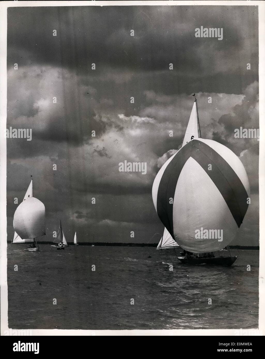 Juillet 07, 1956 - Vue pittoresque à Cowes-Opening la Semaine de la voile. Six moi la classe : la scène dans le Solent - comme yachts dans les six mètres avec bollowing - voiles dans la brise - prendre part à des événements de la première semaine de Cowes Yachting. Banque D'Images
