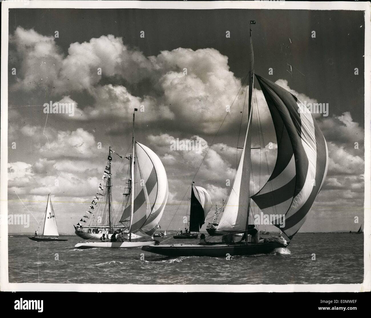 Juillet 07, 1956 - Ouverture de la semaine de Cowes Yachting. Photo montre les nuages derrière ajouter à cette scène pittoresque comme yachts colorés participer à l'un des nombreux événements de la fameuse semaine vient de Yachting. Banque D'Images