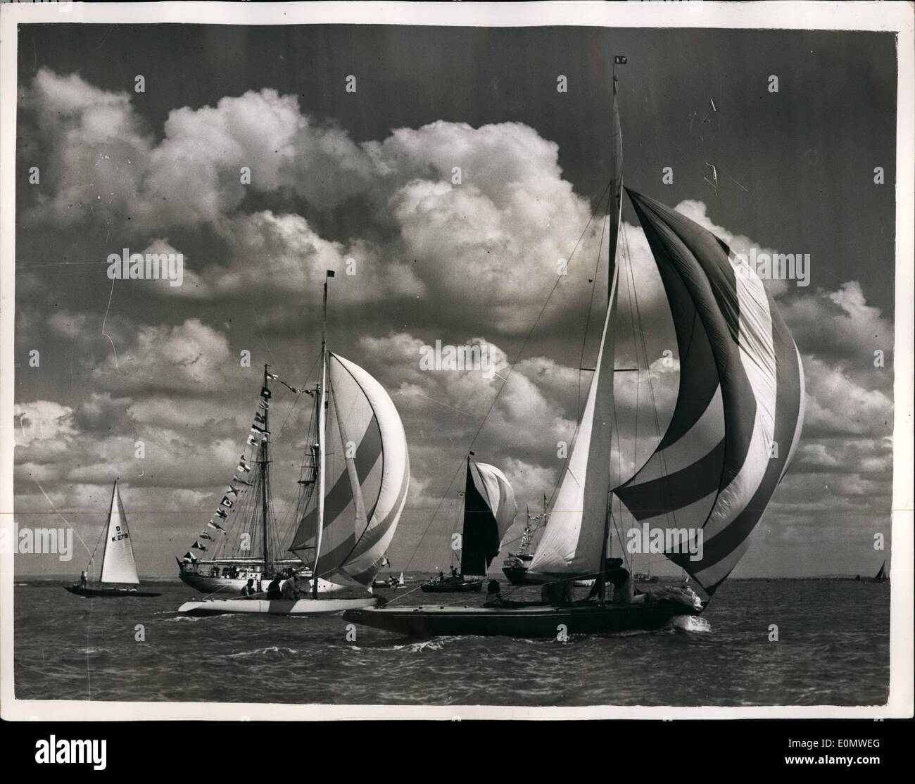 Juillet 07, 1956 - Ouverture de la semaine de Cowes yachting : photo montre les nuages derrière ajouter à cette image comme scène aussi colorée disponibles prend part à l'un des nombreux événements de la fameuse semaine de Cowes yachting. Banque D'Images